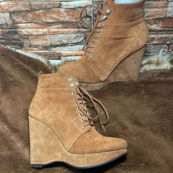Tan Micheal Kors Wedge Boots- preowned-size 7.5 - Picture 1 of 9